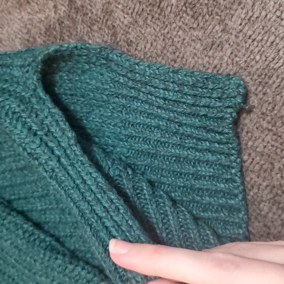 3/$15 Green Lattice Back Sweater Size Small - Picture 4 of 8